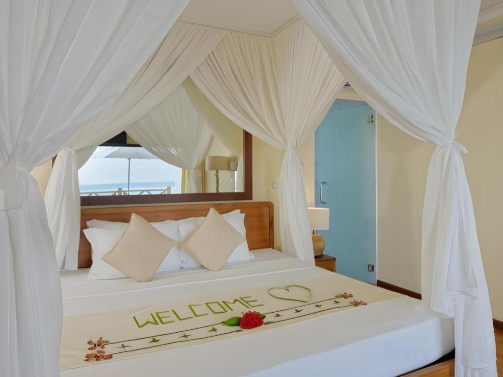 Angaga Island Resort And Spa Esterno foto